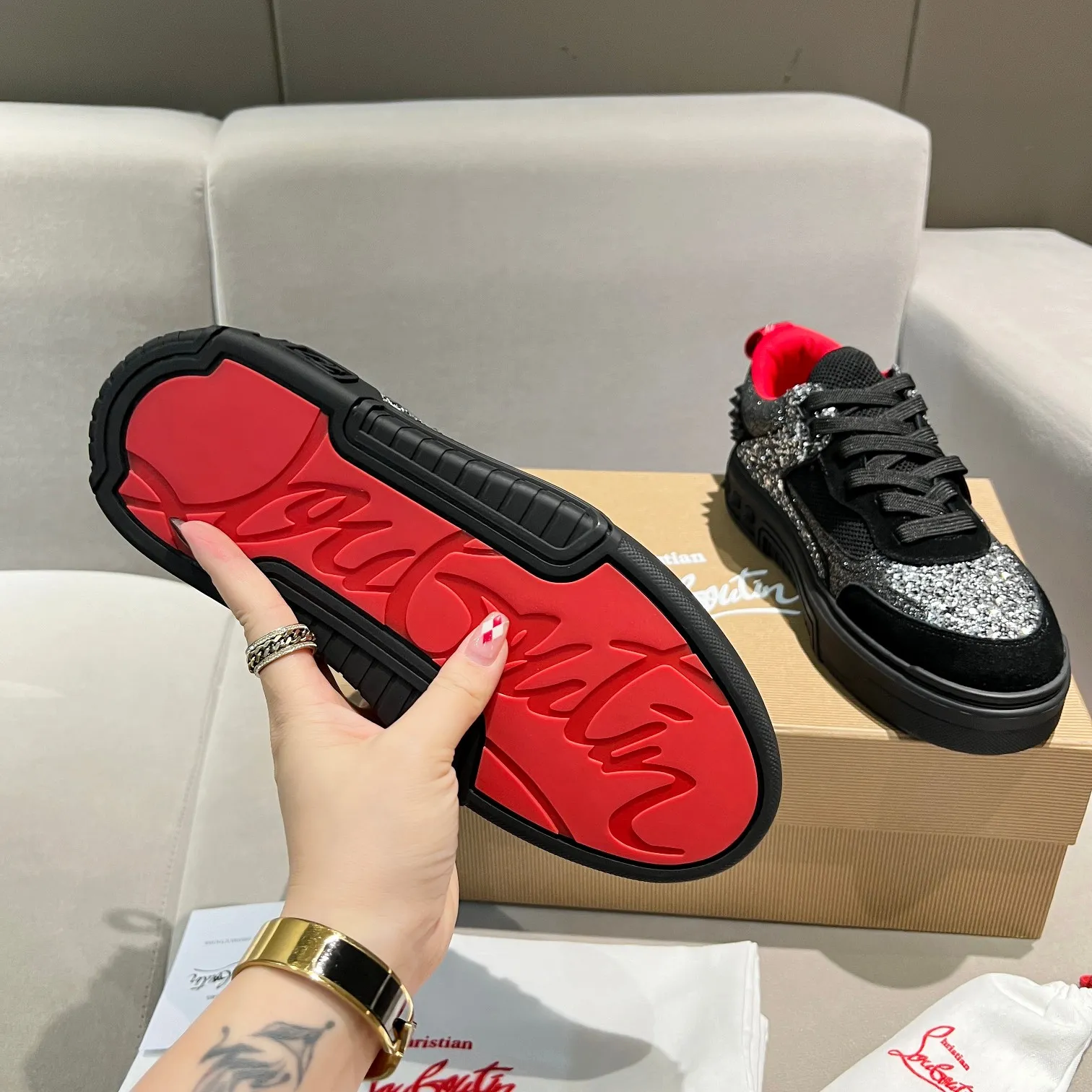 Men's shoes 💰700 🌹🌹🌹̋ Wang Junkai Yang Mi Xu Kai Zhang Jingyi Ding Chengxin Chen Muchi Wang Ziyi Same style Christian Louboutin 2024 [New product] ASTROLOUBI unisex thick-soled sports shoes red-soled shoes perfectly integrate fashion and sports, The fabrics are made of luxurious calfskin, soft suede, smooth satin and laminated leather, and the back is decorated with classic rivets. The interior is blended with a knitted tongue for added durability, breathability and quick-drying comfort. The outsole is made of a combination of EVA foam and imported rubber, and the colorful CL iconic letters on the side of the outsole show the brand's unique style. It is a ceiling-level comfortable skate shoe! ! ! Multiple colors available, currently men’s sizes 39--45 (women’s sizes 35--40, currently being updated)